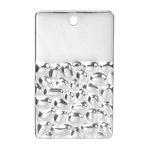 Détail d'un pendentif rectangulaire en acier inoxydable argenté avec texture martelée