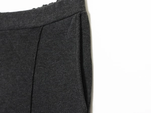 Detailansicht der anthrazitfarbenen Strickhose mit Bund und seitlichem Taschendesign