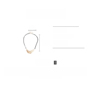 Détails du pendentif feuille en alliage avec cordon cuir, poids 22,2g et longueur 57,7cm