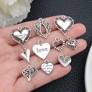 Auswahl an silbernen Herz- und Flügelanhängern für DIY Halsketten und Armband Schmuck