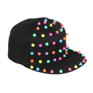Schwarze Punk-Snapback-Kappe mit bunten Nieten und flachem Schirm für Street-Hip-Hop-Style