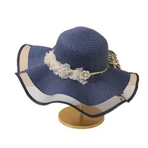 Chapeau de soleil bleu marine à large bord avec fleurs blanches et bord en résille