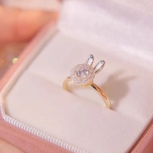 Eleganter rotierender Zirkon Hasen Ring in Gold auf einer rosa Schmuckschatulle