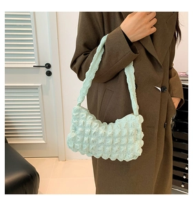 Détail du sac à bandoulière vert menthe avec texture bulles et tissu plissé nuage