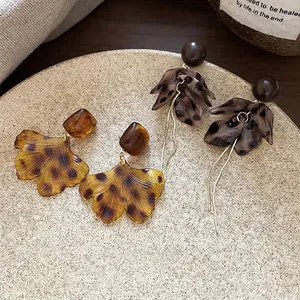 Boucles d'oreilles rétro en acrylique avec feuilles de ginkgo et pétales sur céramique