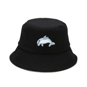 Bob minimaliste noir en coton avec une broderie de dauphin bleu clair sur le devant