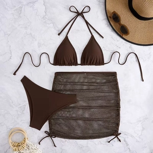 Vue détaillée du bikini trois pièces marron foncé avec jupe en résille sur marbre