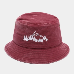 Détail de la broderie de forêt blanche sur le chapeau bob en coton bordeaux délavé