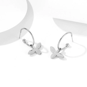 Boucles d'oreilles créoles en C en acier argenté avec pendentifs papillon sur fond blanc