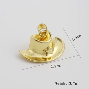 Détail d'un pendentif chapeau de cowboy plaqué or 18K avec relief d'étoile et dimensions
