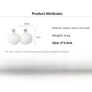Détail de boucles d'oreilles pompon blanc avec zircon et dimensions de 4x3,5 cm