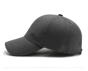 Detailansicht der grauen Schirmmütze mit Stoffstruktur und Metall-FASHION-Emblem