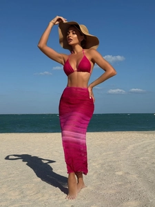 Dettaglio del set abito da spiaggia all'uncinetto rosa con maglia testurizzata e bikini