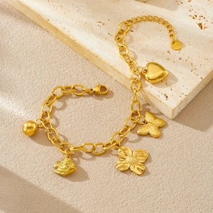 Bracelet chaîne en acier inoxydable doré avec breloques papillon, cœur et fleurs