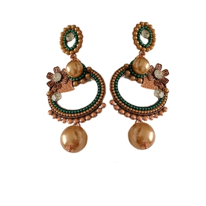 Boucles d'oreilles vintage avec perles vertes et métal doré au design floral chic