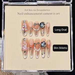 Unghie finte cat-eye rosa sfumato con decorazioni natalizie 3D e strass lucidi