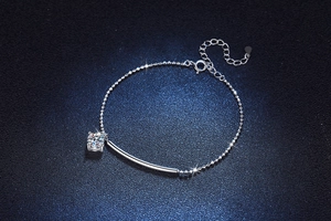 Detailed view of S925 silver bracelet featuring a moon-curved bar and sparkling moissanite
