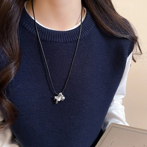 Vue détaillée du pendentif cheval en argent avec perle grise sur un collier élégant
