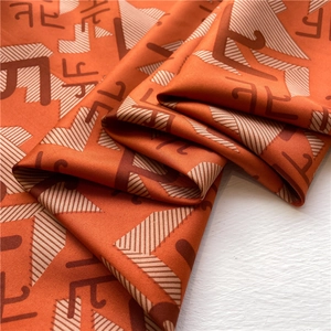 Carré de soie orange classique avec imprimé géométrique abstrait et texture drapée