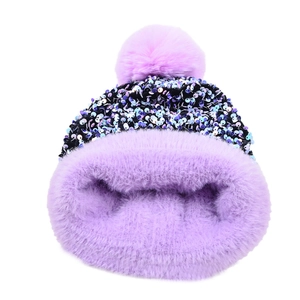 Bonnet en tricot violet à paillettes avec pompon en fourrure et doublure épaisse