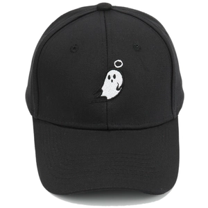 Gros plan sur la broderie fantôme blanc avec auréole sur casquette de baseball noire