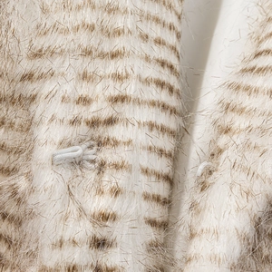 Kurze Kunstpelzjacke mit braunem Fleckenmuster und weißem Kragenknopf-Detail