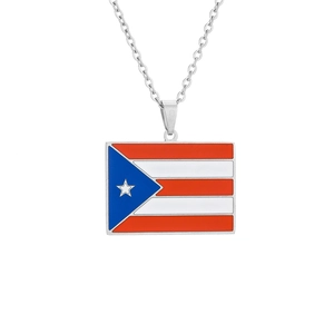 Détail du pendentif drapeau de Porto Rico avec émail rouge blanc et bleu sur chaîne