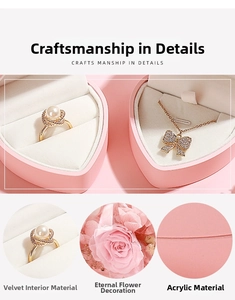 Vue détaillée de la boîte à bijoux rose en cœur avec doublure velours et fleurs