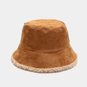 Dettagli della trama del cappello alla pescatora in velluto marrone con bordo in pelliccia
