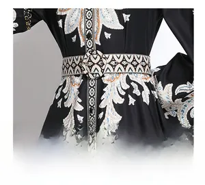 Détail d'une robe à imprimé cachemire avec ceinture à boucle ronde de style ethnique