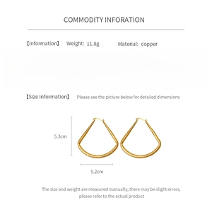 Infographie boucles d'oreilles géométriques dorées en cuivre avec dimensions 5,3cm x 5,2cm
