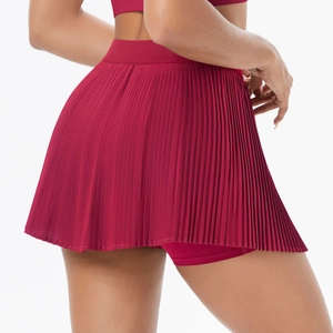 Vue détaillée de la jupe-short de sport plissée bordeaux à taille haute avec doublure