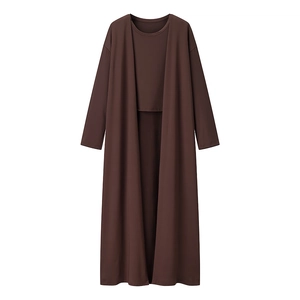 Dettaglio del set in maglia marrone caffè con cardigan lungo e top girocollo sobrio