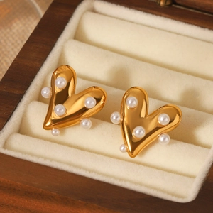 Élégantes boucles d'oreilles cœur en acier inoxydable doré 18K avec petites perles