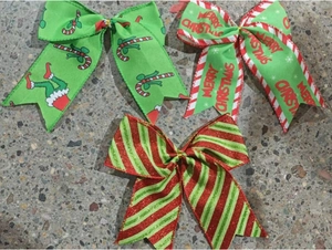 Détail de nœuds de Noël rouges et verts avec inscription Joyeux Noël sur fond gris