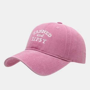 Ricamo dettagliato TANNED and TIPSY su un cappellino da baseball vintage rosa lavato