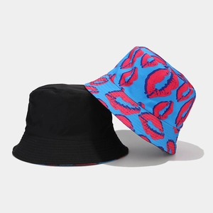 Cappello da pescatore reversibile nero e blu con stampa labbra rosse per protezione solare