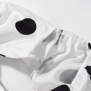 Détail de la taille élastique et des coutures sur tissu polyester à pois blancs