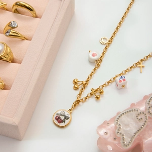 Collier à pendentif cerise vintage en acier inoxydable doré 18 carats avec breloques