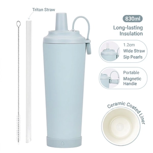 Detail eines 830ml keramikbeschichteten Isolierbechers mit 1,2 cm weitem Tritan-Strohhalm