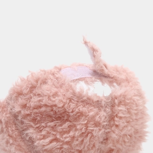 Detail einer rosa Kunstpelz-Baseballkappe mit passendem verstellbarem Klettverschluss
