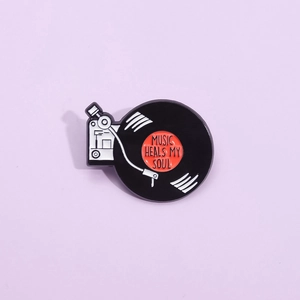 Broche en émail tourne-disque vintage avec texte Music Heals My Soul en noir et rouge