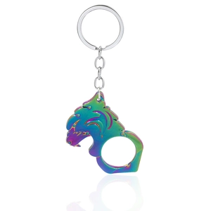 Porte-clés chat arc-en-ciel en métal avec oreilles pointues sur fond blanc