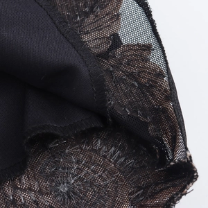 Sexy zwarte nauwsluitende jurk met elegante kanten mesh-inzetstukken en lange mouwen
