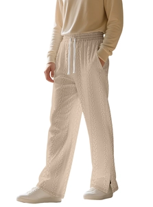 Detailansicht der beigen Herren-Strickhose mit Zopfmuster, lässiger Textur und Kordelzug