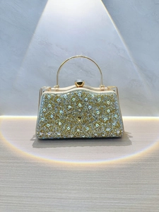 Détail d'une pochette de soirée luxueuse avec strass et motif œil de protection