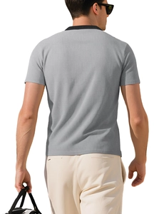 Vue arrière d'un t-shirt henley gris en maille gaufrée pour homme avec col noir contrasté