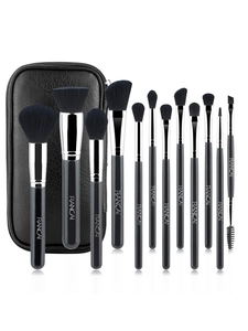 Kit professionnel de 12 pinceaux de maquillage noirs avec pochette de rangement élégante.