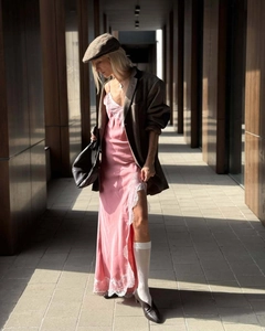 Robe en satin rose avec dentelle et blazer vintage marron dans un couloir ensoleillé