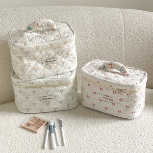 Lot de trousses à maquillage matelassées motif cerises avec poignées et broderies